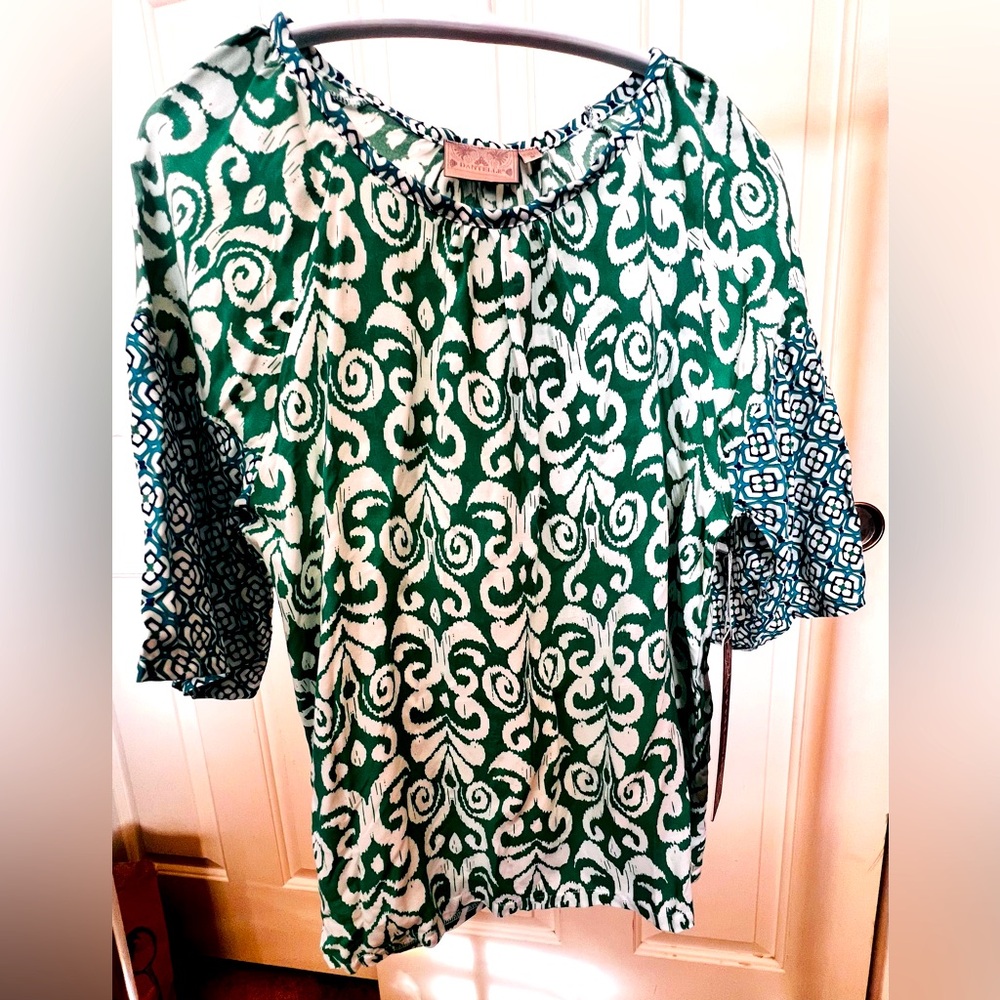 Dantelle Green and White Graphic 3/4 Sleeve Blouse (New)